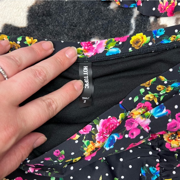 Hot Topic Pin-up Ruffled Swimsuit - Picture 5 of 12